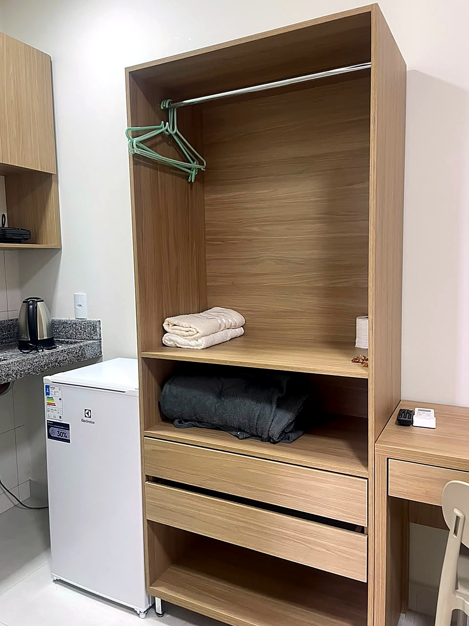 Guarda-roupa e frigobar do flat