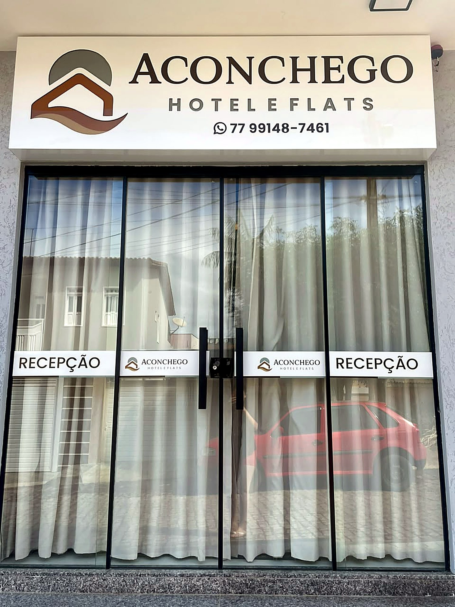 Entrada com portas de vidro